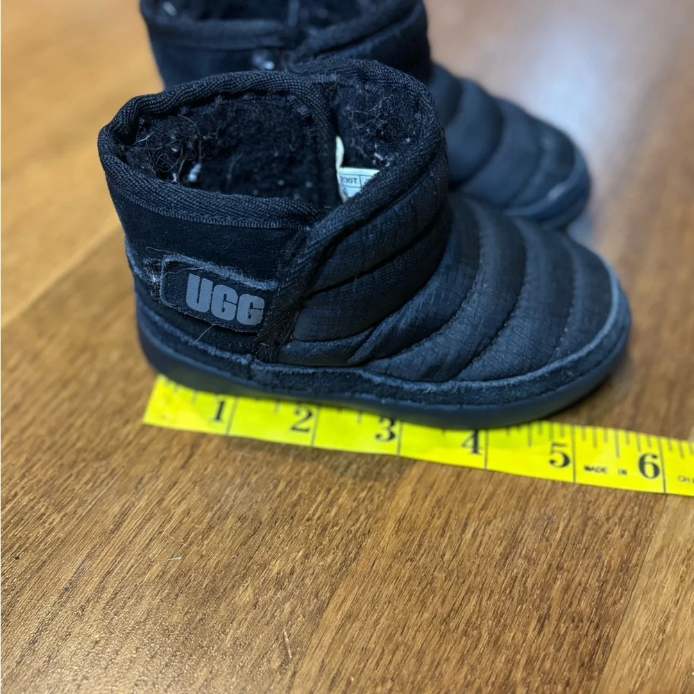 UGG Toddler Black Puffer Boots Size 6 Winter Slip-On